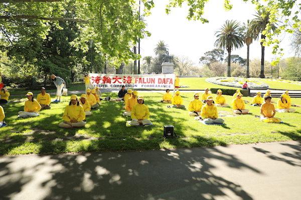 Some Falun Dafa practitioners from Melbourne performed demonstrations along the Medibank Melbourne Marathon on Oct. 14, 2018. (Yu Jiuya / The Epoch Times)