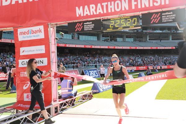 Sinead Diver won the women's full-time championship in the Medibank Melbourne Marathon on On Oct. 14, 2018. (Yu Jiuya / The Epoch Times)