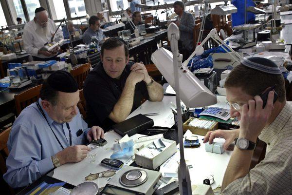 Diamond dealers put together a sale on the trading floor of the Israel Diamond Exchange near Tel Aviv in this file photo. (David Silverman/Getty Images)