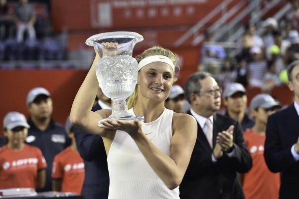 Ukrainian teenager Dayana Yastremska holds the winners trophy after her win at the Hong Kong Tennis Open on Sunday Oct 14, 2018. (Bill Cox/Epoch Times)