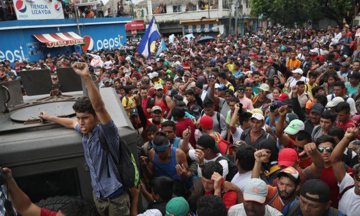 Over 3,000 US-Bound Migrants Cross Illegally Into Guatemala in Caravan