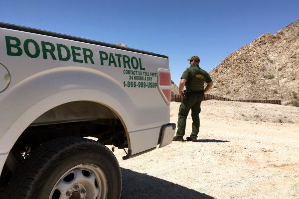 A Border Patrol agent in the desert near Yuma, Ariz., by the U.S.-Mexico border on May 25, 2018. (Charlotte Cuthbertson/The Epoch Times)
