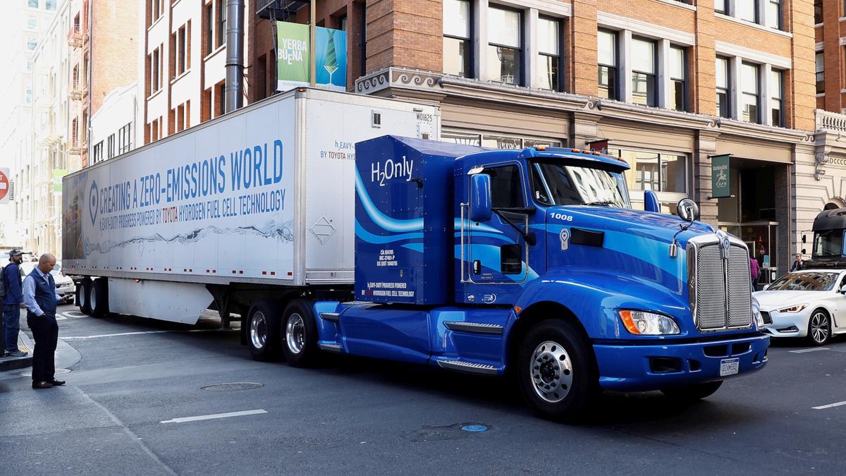 Truck Makers Rev up for Rollout of Electric Big Rigs