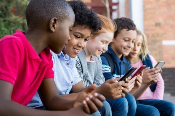 Cellphones carry certain risks for elementary school students. (Shutterstock)