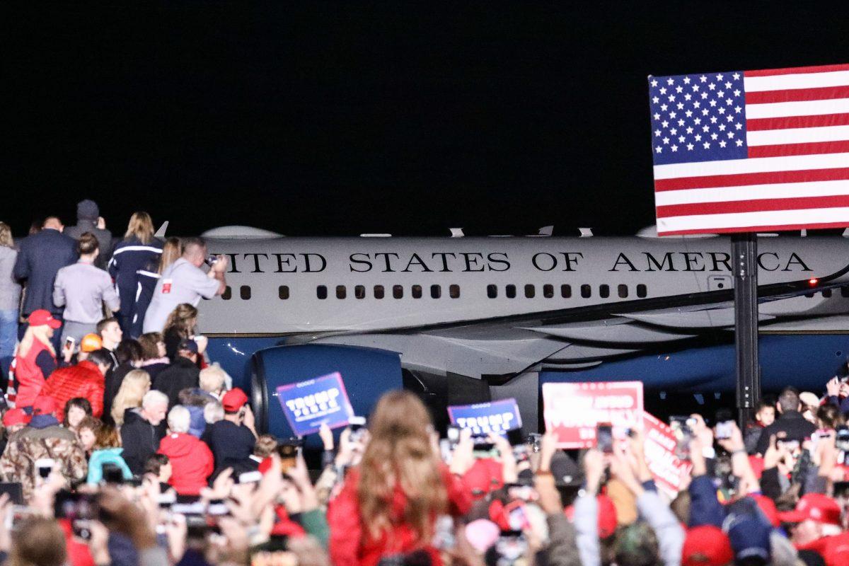 Air Force One pulls up outside the Endeavor Hangar at a Make America Great Again rally in Mosinee, Wis., on Oct. 24, 2018. (Charlotte Cuthbertson/The Epoch Times)