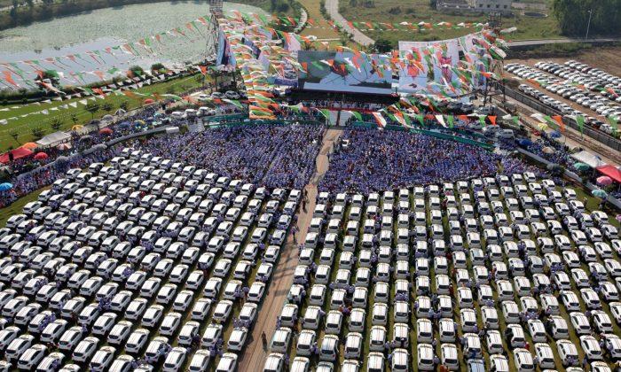Indian Diamond Merchant Makes Gift of 600 Cars to Staff With Modi’s Help