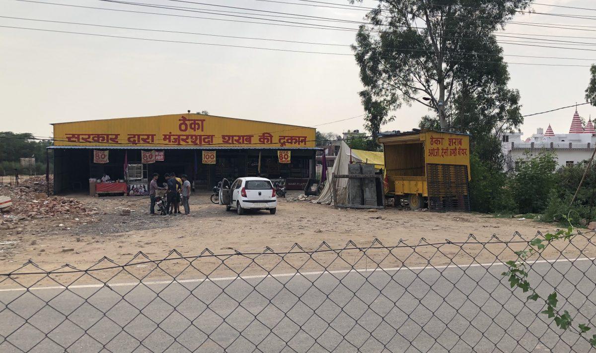 A shop sells liquor on the highway in Ambala city in northern India. The banner says in Hindi the shop is authorized by the government to sell liquor. (Courtesy Harman Singh Sidhu/ArriveSafe)