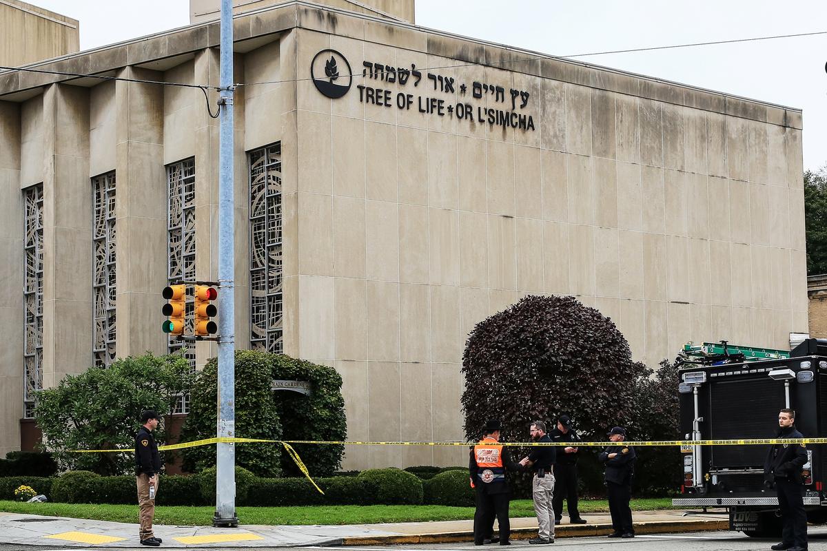 Police officers guard the Tree of Life synagogue following shooting at the synagogue in Pittsburgh, Penn., on Oct. 27, 2018. (John Altdorfer /Reuters)