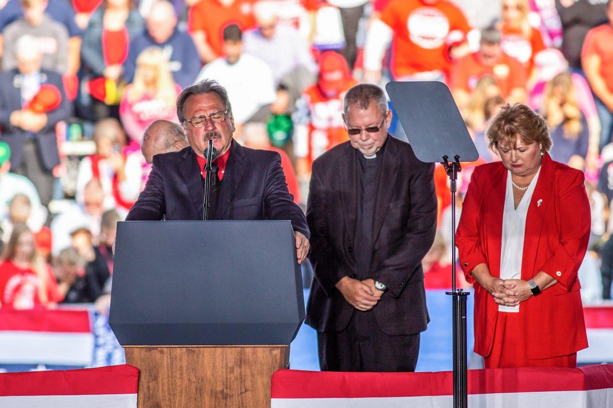 A prayer is made for the victims of the shooting at Pittsburgh at President Donald Trump’s Make America Great Again rally in Murphysboro, Ill., on Oct. 27, 2018. (Hu Chen/The Epoch Times)