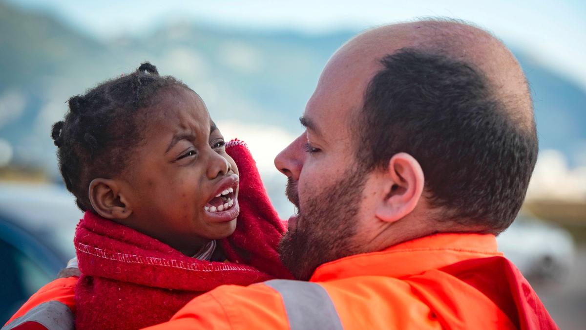 Spanish Rescuers Recover Dead Baby, Save 520 Illegal Immigrants at Sea