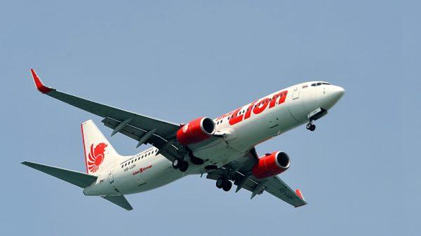 A Lion Air Boeing 737-800 plane prepares to land at Changi International airport in Singapore on April 8, 2016. (Roslan Rahman/AFP/Getty Images)