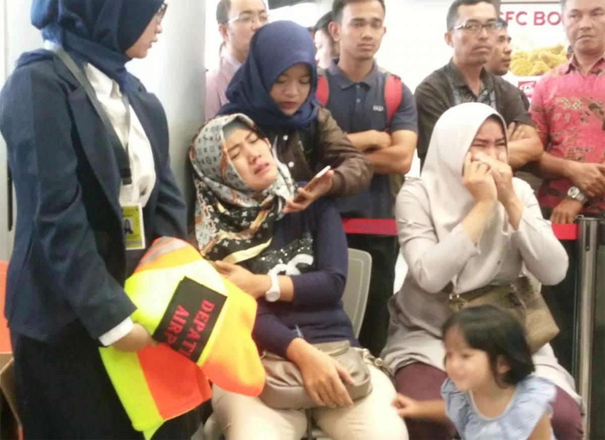 Relatives of passengers of Lion Air flight JT610 that crashed into the sea, cry at Depati Amir airport in Pangkal Pinang, Indonesia, on Oct. 29, 2018. (Antara Foto/Elza Elvia via Reuters)