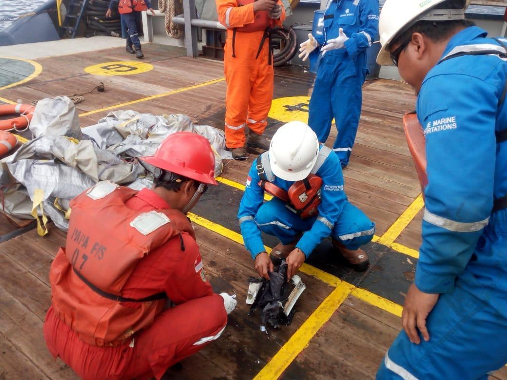 Workers of PT Pertamina examine recovered debris of what is believed to be from the crashed Lion Air flight JT610, onboard Prabu ship owned by PT Pertamina, off the shore of Karawang regency, West Java province, Indonesia, Oct. 29, 2018. (Antara Foto/PT Pertamina/Handout via Reuters)