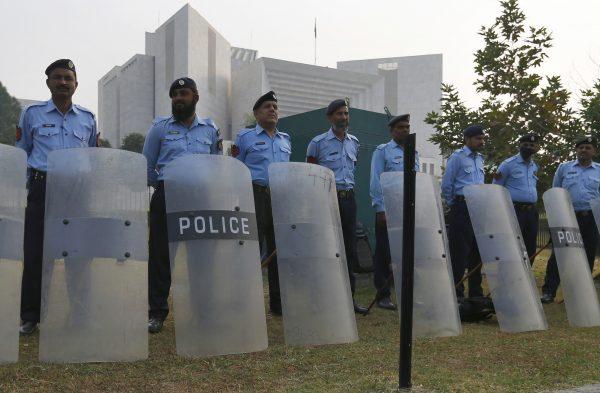 Pakistani police officers stand guard outside the supreme court in Islamabad, Pakistan, on Oct. 31, 2018. (Anjum Naveed/AP)