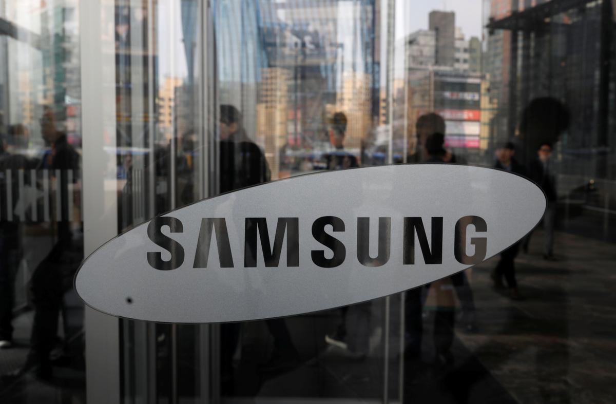 Samsung Slashes Capex, Calls End to Chip Boom After Record Third Quarter