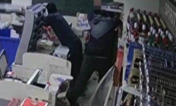 Smith and an accomplice rob a gas station convenience store in Sussex, UK, July 6, 2018. (Sussex Police)