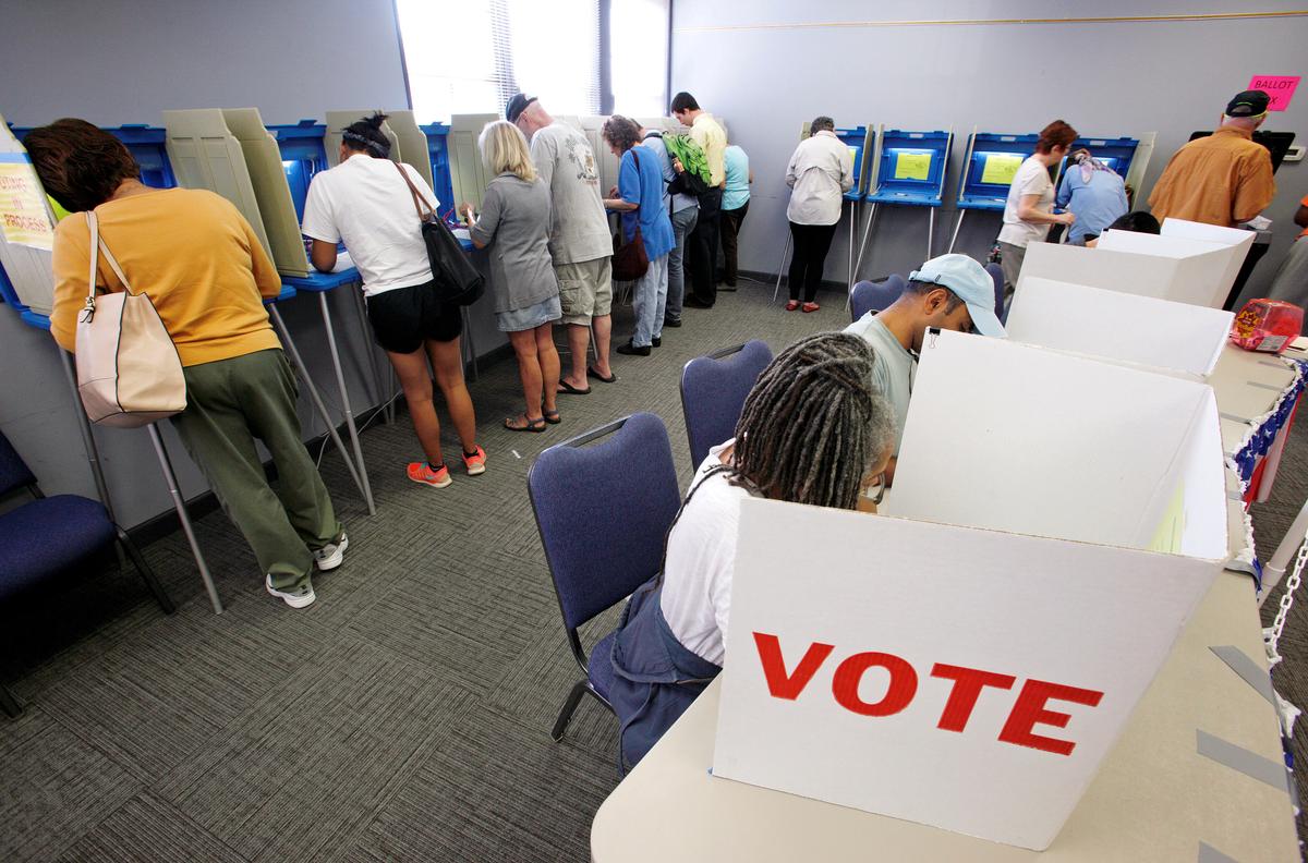 People cast their ballots for the 2016 general elections at a crowded polling station as early voting begins in Carrboro, N.C., U.S., Oct. 20, 2016. (Reuters/Jonathan Drake)
