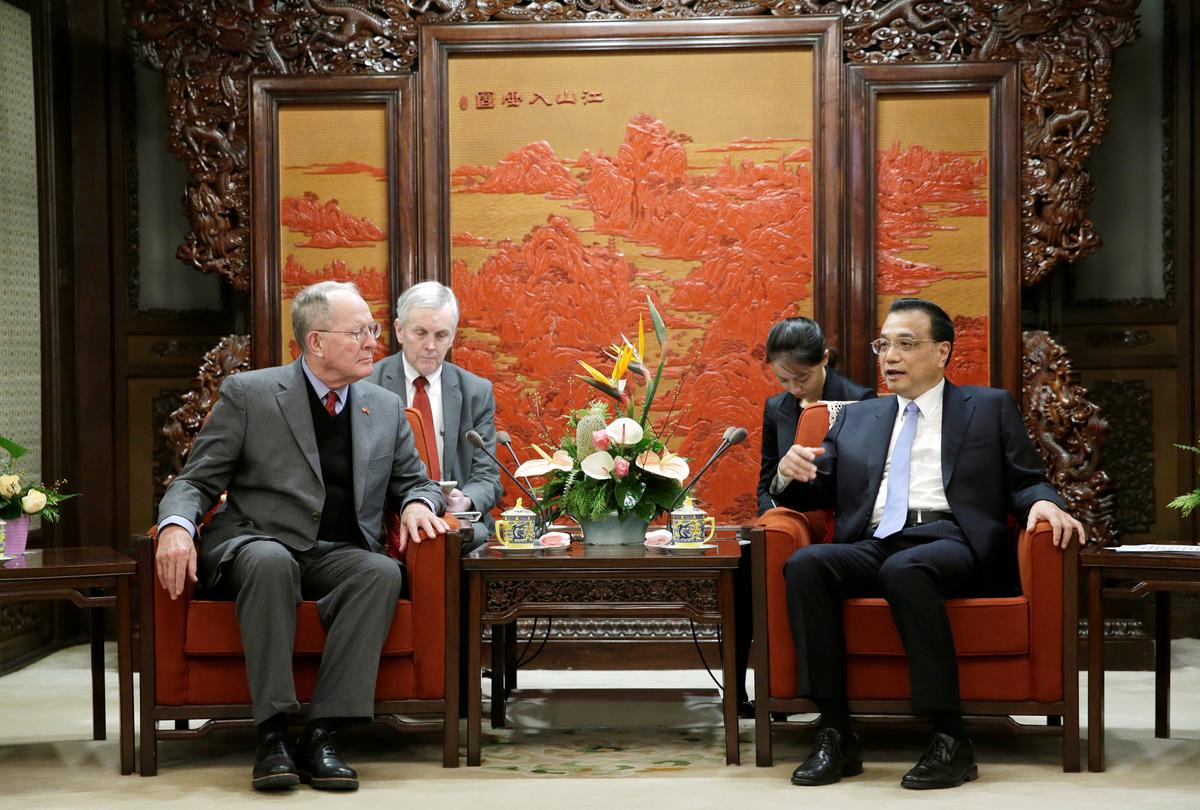 China's Premier Li Keqiang (R) speaks next to Tennessee Senator Lamar Alexander during a meeting with a group of U.S. Republican senators and Congress members at Zhongnanhai leadership compound in Beijing, China, on Nov. 1, 2018. (Jason Lee/Pool/Reuters)