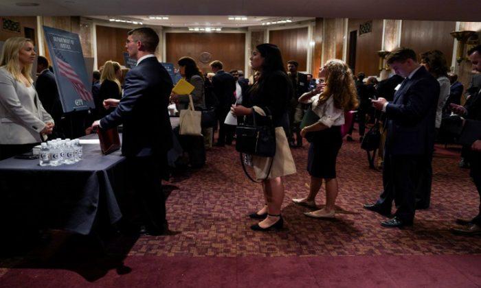 US Job Growth Seen Accelerating; Strong Annual Wage Gain Expected
