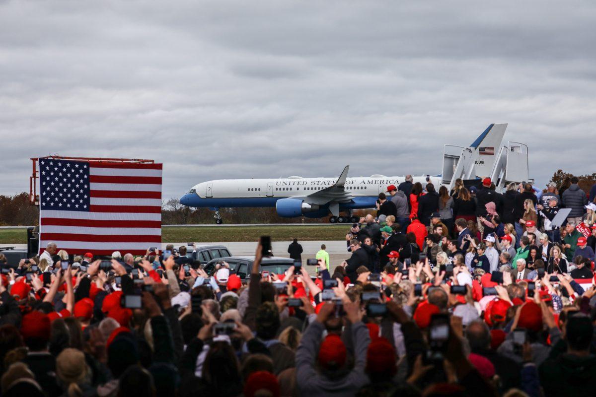 Air Force One arrives at a Make America Great Again rally in Huntington, W.Va., on Nov. 2, 2018. (Charlotte Cuthbertson/The Epoch Times)