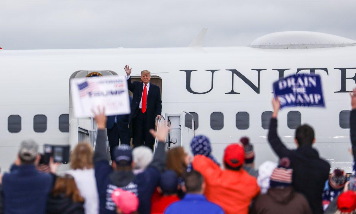 President Donald Trump exits Air Force One at a Make America Great Again rally in Huntington, W.Va., on Nov. 2, 2018. (Charlotte Cuthbertson/The Epoch Times)