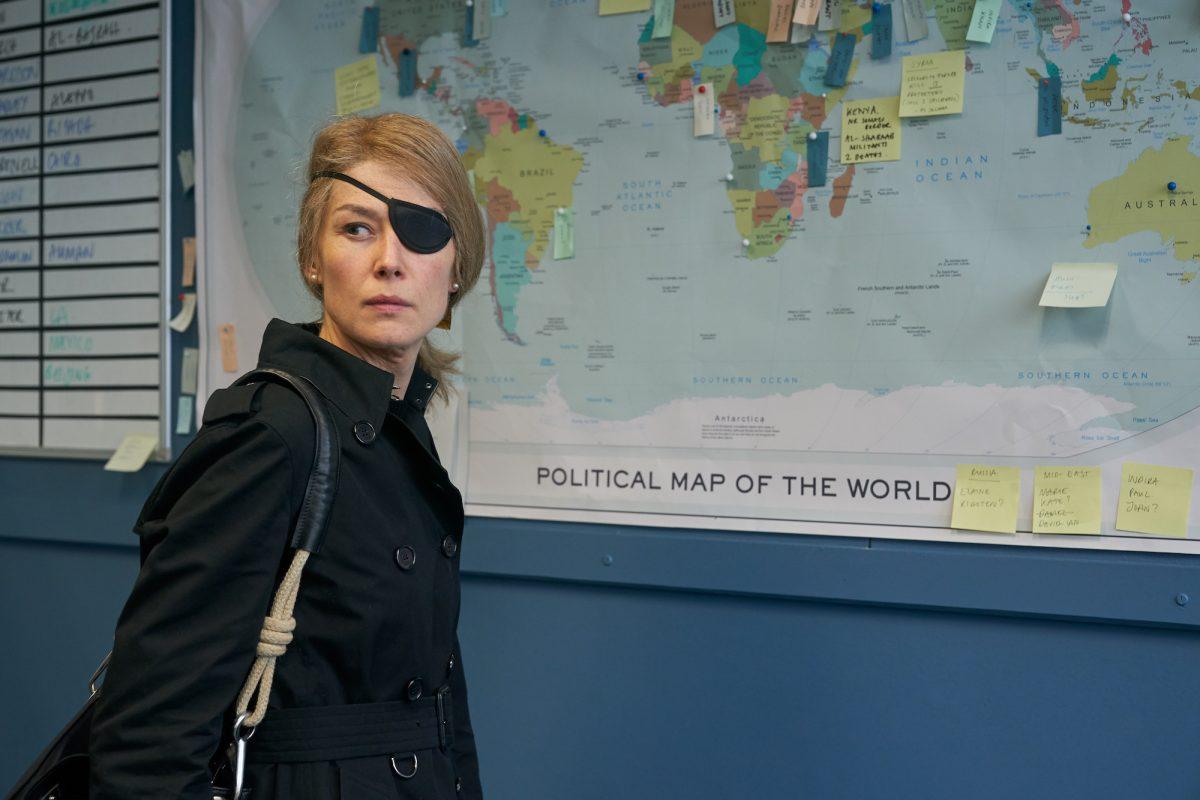 Marie Colvin (Rosamund Pike) in “A Private War.” (Aviron Pictures)