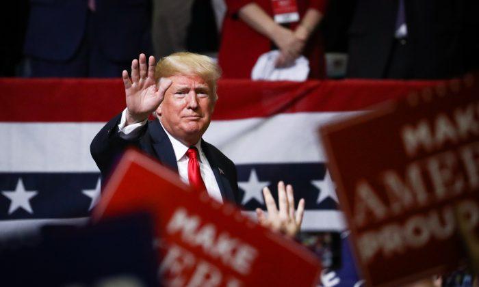 Trump Pauses Missouri Rally After Woman Faints, Crowd Starts Singing ‘Amazing Grace’