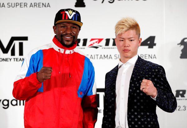 Undefeated boxer Floyd Mayweather Jr. of the U.S. poses for a photograph with his opponent Tenshin Nasukawa during a news conference to announce he is joining Japanese Mixed Martial Arts promotional company Rizin Fighting Federation in Tokyo, Japan, on Nov. 5, 2018. (Issei Kato/Reuters)