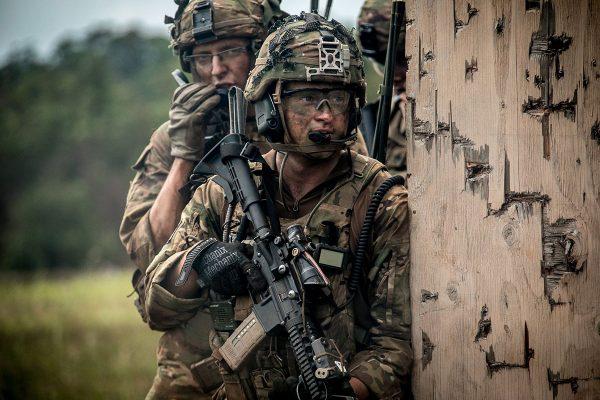  Soldiers assigned to the 2nd Infantry Brigade Combat Team, 25th Infantry Division, prepare to clear a building during a combined arms live-fire exercise at Schofield Barracks, Hawaii, on Aug. 9, 2018. (1st Lt. Ryan DeBooy/U.S. Army)
