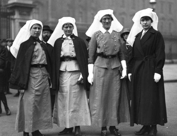 Nursing sisters posing in front of Buckingham Palace, London, during the First World War. (Library and Archives Canada)