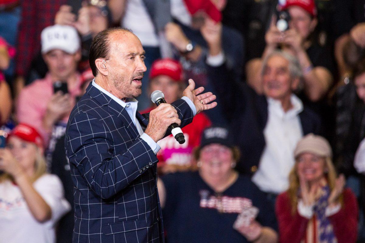 Singer Lee Greenwood at a Make America Great Again rally in Cape Girardeau, Mo., on Nov. 5, 2018. (Hu Chen/The Epoch Times)