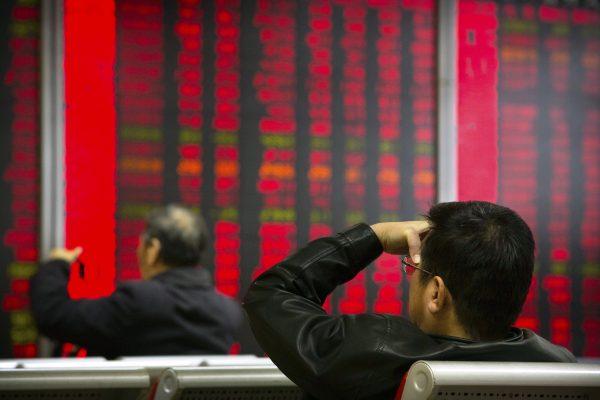 Chinese investors monitor stock prices at a brokerage house in Beijing on Oct. 31, 2018. (Mark Schiefelbein/AP)