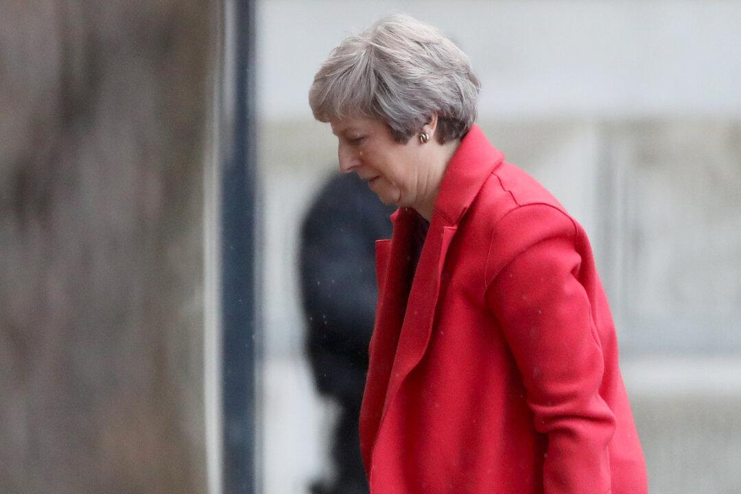 UK’s May Stares Into Brexit Abyss as Domestic Opposition Mounts