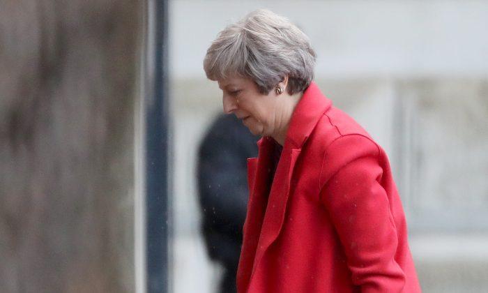 UK’s May Stares Into Brexit Abyss as Domestic Opposition Mounts