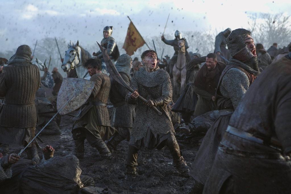 Massive mud battle in “Outlaw King.” (David Eustace/Netflix)