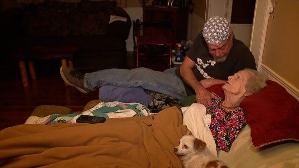 To take care of his 90-year-old mother, who refused to evacuate, Brad Weldon and a friend decided to fight the fire on their own. (Screenshot/Fox)