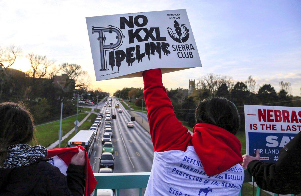Opponents of the Keystone XL pipeline demonstrate on a pedestrian bridge during rush hour in Omaha, Nebraska, on Nov. 1, 2017. The pipeline was cancelled by U.S. President Joe Biden immediately after entering office in January 2021. (The Canadian Press/AP, Nati Harnik)