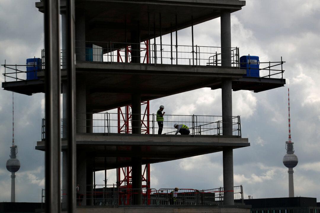 German Economy Contracts on Weak Foreign Trade, Auto Bottleneck