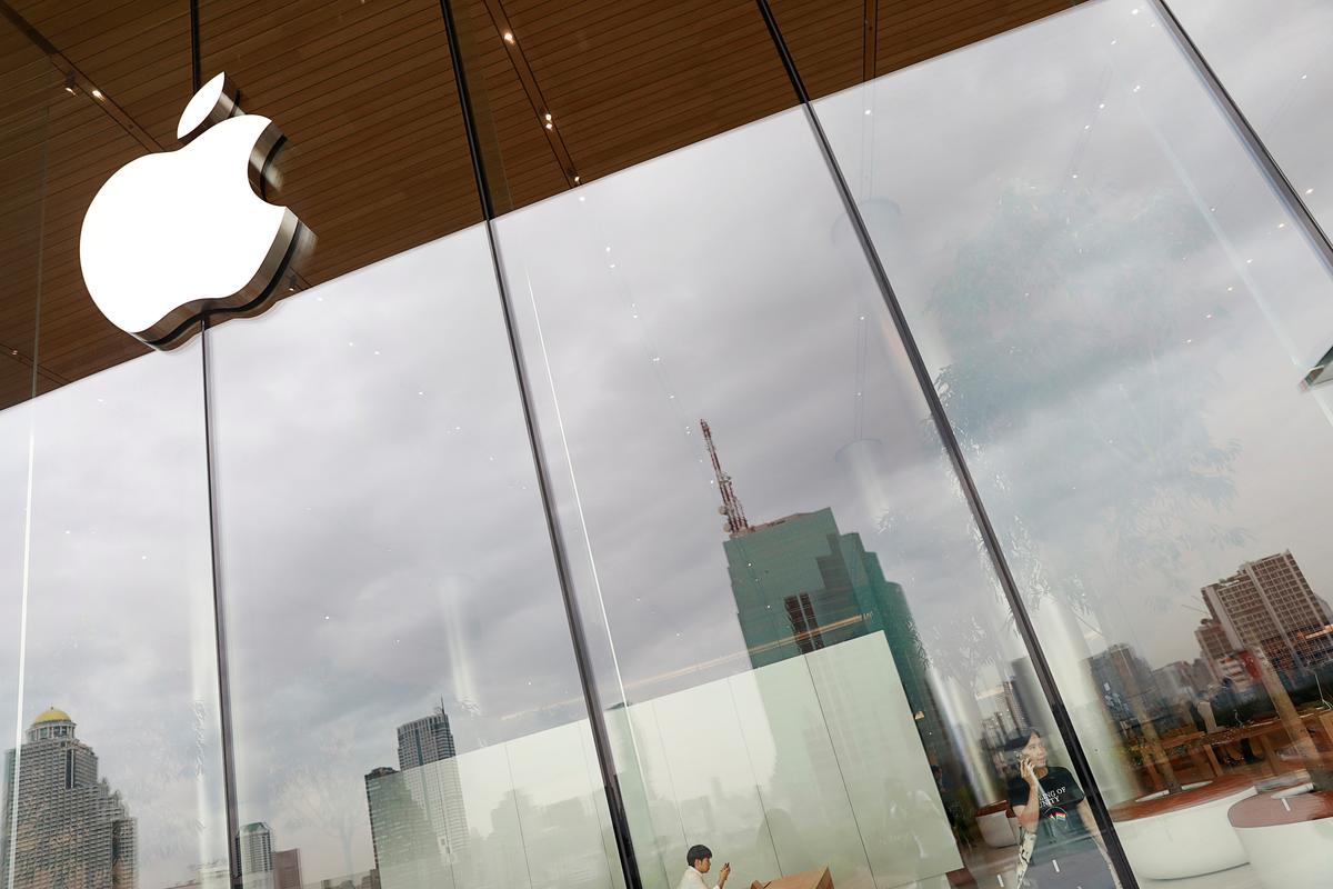 Prominent Managers Loaded up on Apple Before Recent Tumble