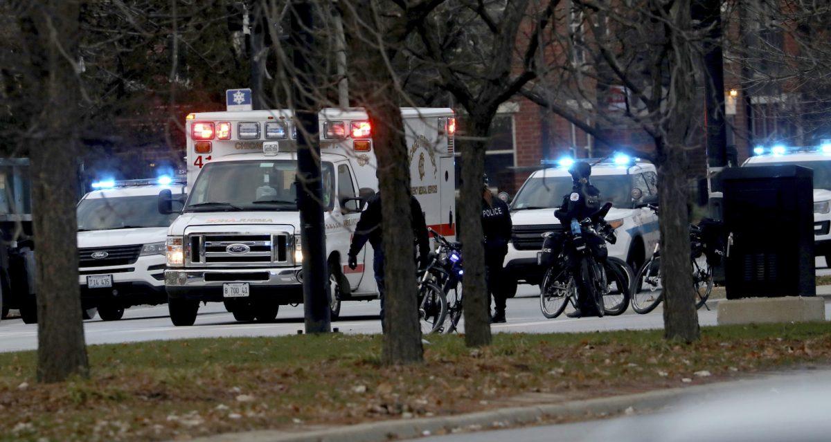 An ambulance believed to be carrying an injured Chicago police officer departs Mercy Hospital Nov. 19, 2018. Multiple people were reported shot on the Near South Side. (Zbigniew Bzdak/Chicago Tribune)