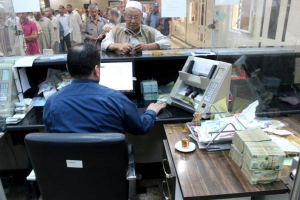 Libyan people gather in front of a counter in a bank to buy foreign currency in Misrata, Libya October 28, 2018. (Ayman al-Sahili/File Photo/Reuters)