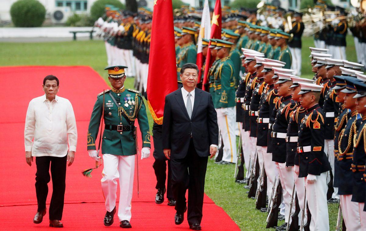 Visiting Chinese leader Xi Jinping with Philippine President Rodrigo Duterte troop the line before their one-on-one meeting at the Malacanang presidential palace in Manila on Nov. 20, 2018. (Erik De Castro/Reuters)