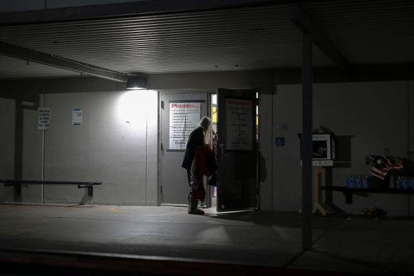 A woman enters a Red Cross shelter at Bidwell Junior High School in Chico, California, U.S. November 20, 2018. (Elijah Nouvelage/Reuters)
