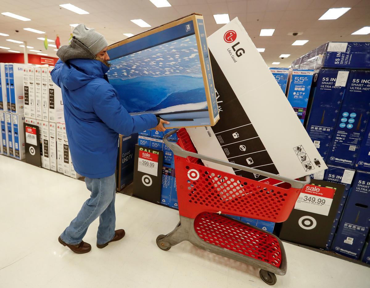 Investors Caught in Crossfire of Fight for Holiday Shoppers