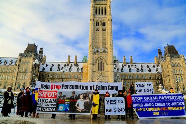 Falun Dafa adherents hold a rally on Parliament Hill in support of Bill S-240, which targets organ trafficking, Nov. 20, 2018. (Jonathan Ren/The Epoch Times)