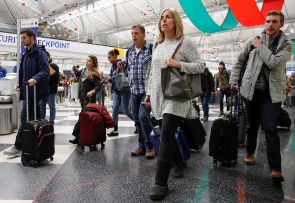 Travelers go through O'Hare International Airport before the Thanksgiving Day holiday in Chicago on Nov. 20, 2018. (Kamil Krzaczynski/Reuters)
