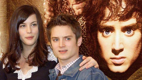 "Lord of the Rings" actor Elijah Wood and Liv Tyler pose for photographers during a press conference in Tokyo, on Feb. 20, 2002. (Toru Yamanaka/AFP/Getty Images)