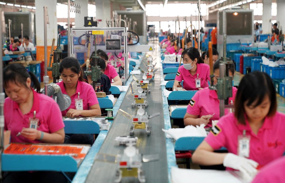 China’s Industrial Profits Slow for 6th Month, Seen Weakening Further