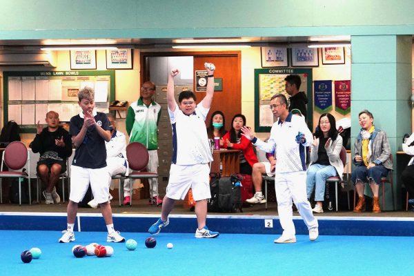 Anthony Yip (middle) of Hong Kong Football Club showed his emotion when his opponent from Craigengower Cricket Club missed the last shot of the game. HKFC won the tiebreaker 2-1 to win the National Indoor Pairs last Saturday, Nov 24. (Mike Worth)