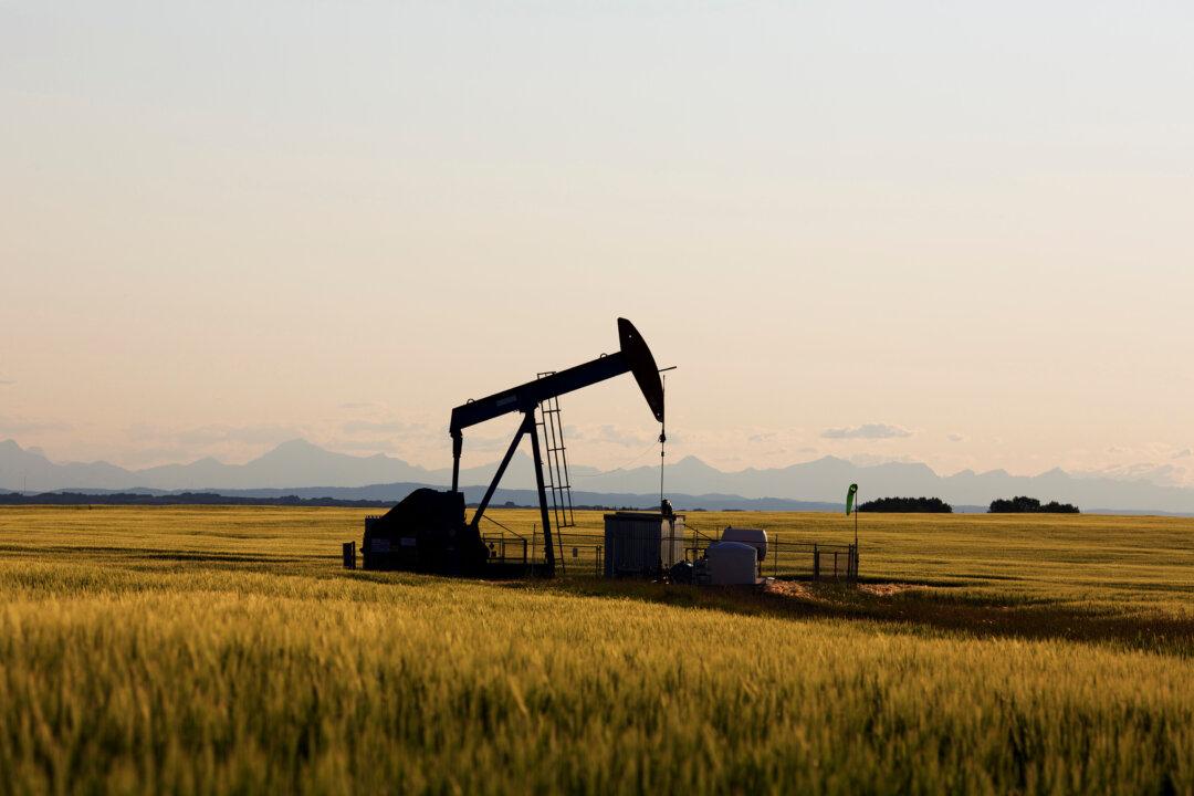 Oil Prices Edge Up, but Set for First Annual Drop Since 2015